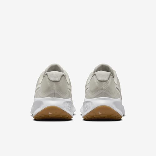 NIKE Women's Revolutin 7 Sneaker