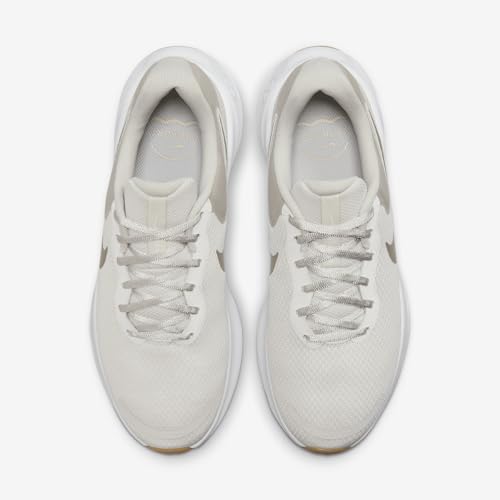 NIKE Women's Revolutin 7 Sneaker