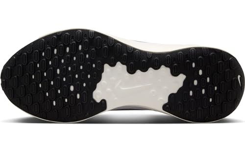 NIKE Women's Revolutin 7 Sneaker