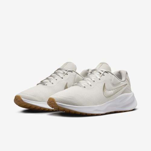 NIKE Women's Revolutin 7 Sneaker