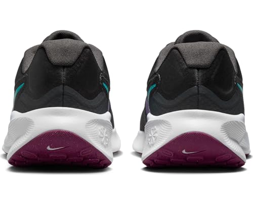 NIKE Women's Revolutin 7 Sneaker