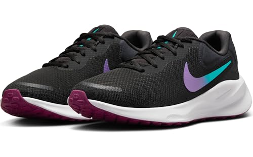 NIKE Women's Revolutin 7 Sneaker