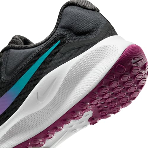 NIKE Women's Revolutin 7 Sneaker