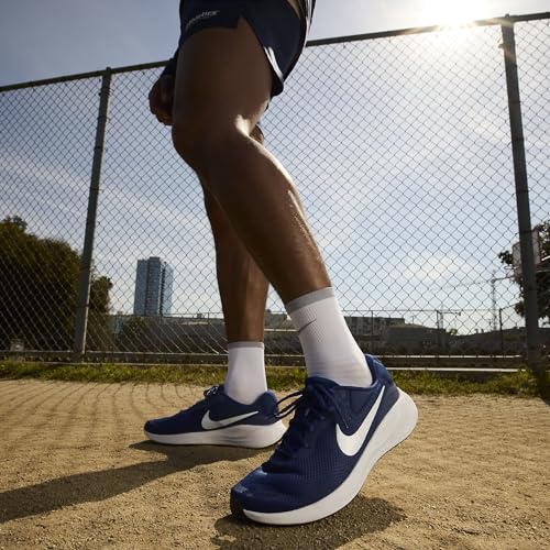 NIKE Men's Revolution 7Sneaker
