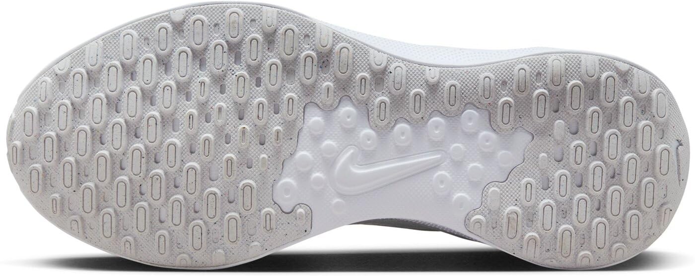 NIKE Women's Revolutin 7 Sneaker