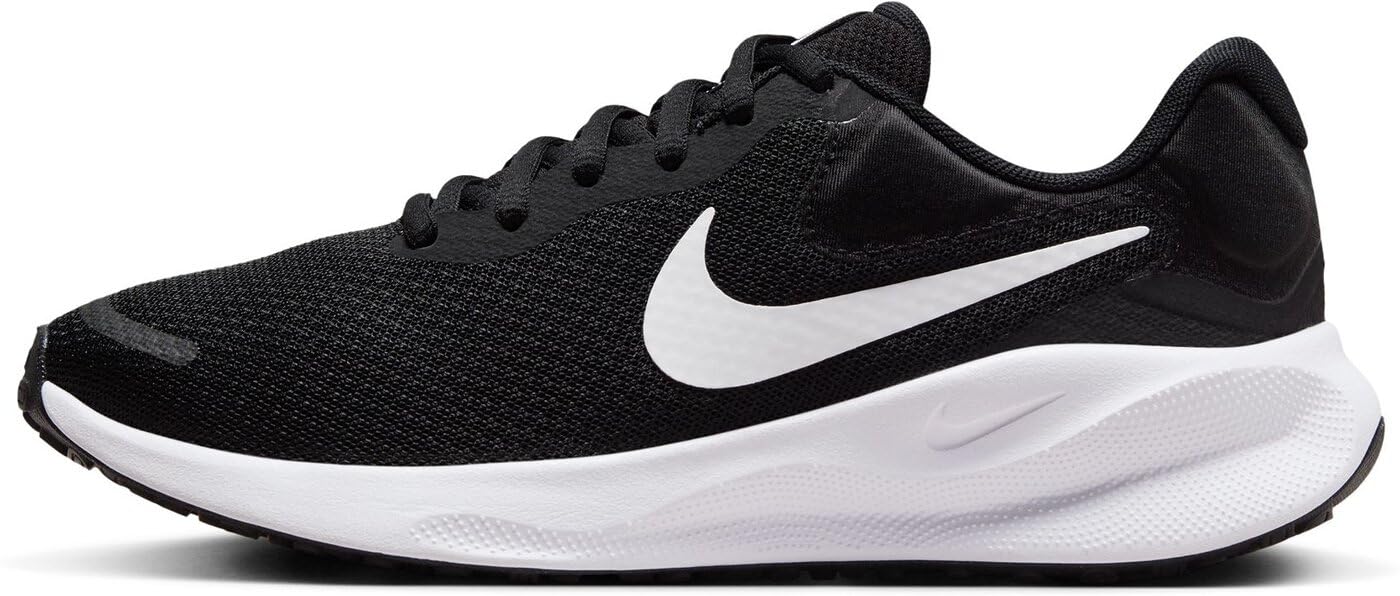 NIKE Women's Revolutin 7 Sneaker