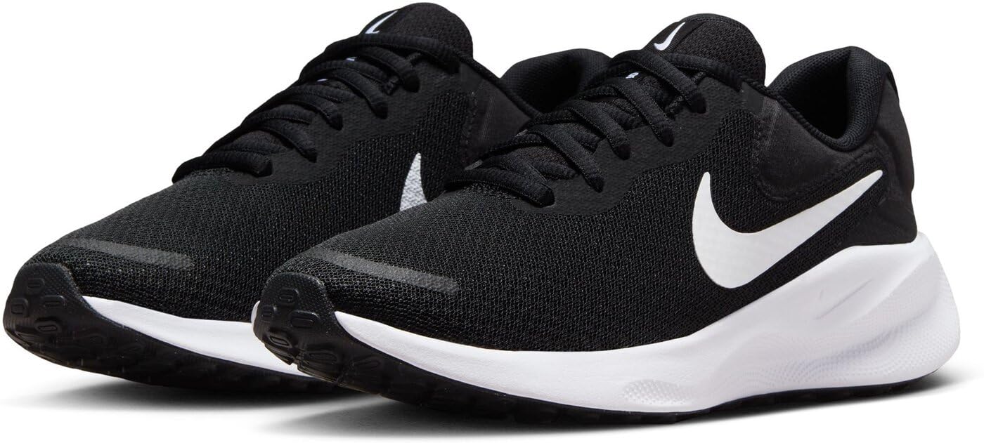 NIKE Women's Revolutin 7 Sneaker