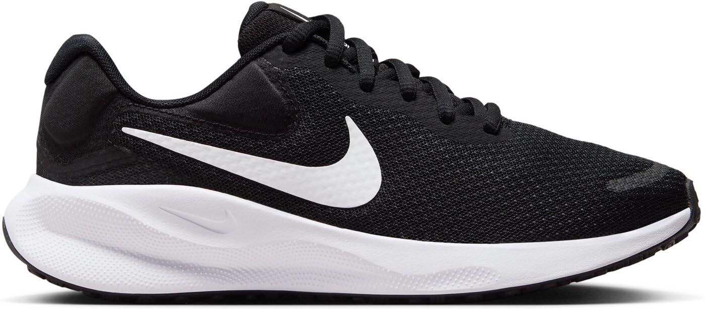 NIKE Women's Revolutin 7 Sneaker