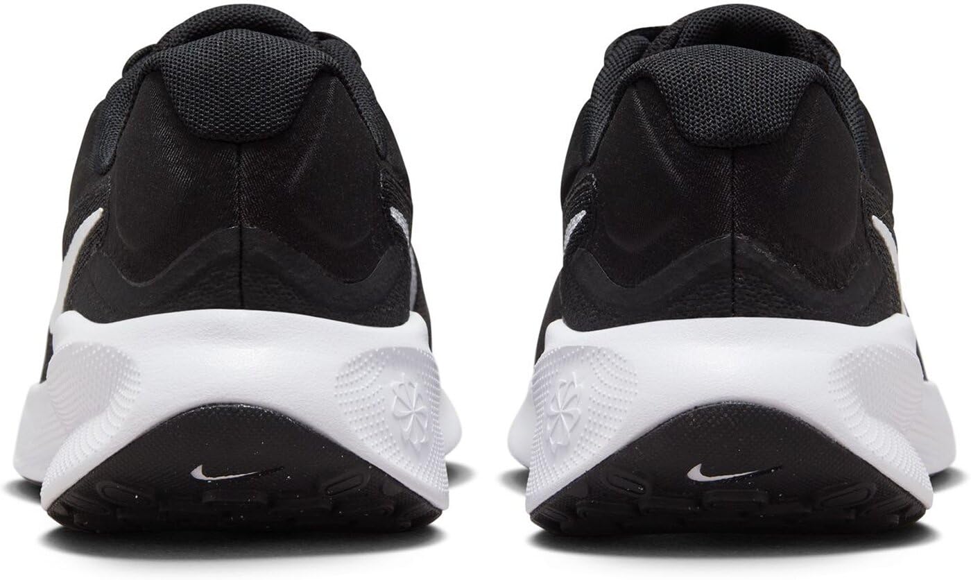 NIKE Women's Revolutin 7 Sneaker