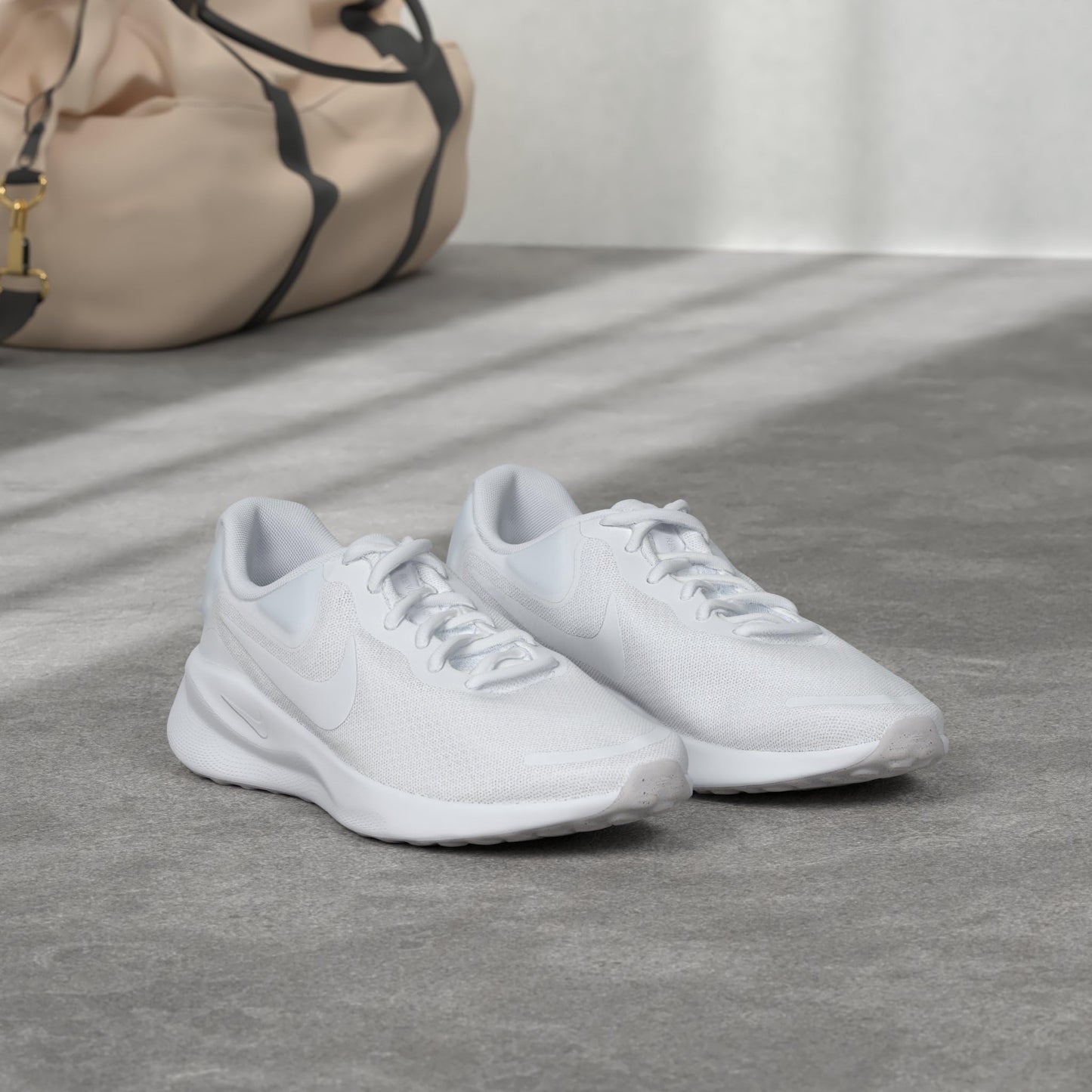 NIKE Women's Revolutin 7 Sneaker