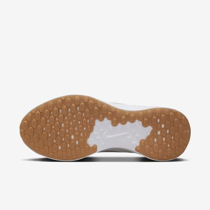 NIKE Women's Revolutin 7 Sneaker