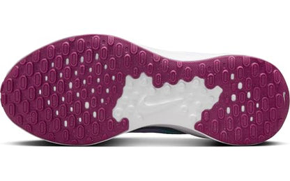 NIKE Women's Revolutin 7 Sneaker