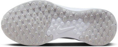 NIKE Women's Revolutin 7 Sneaker