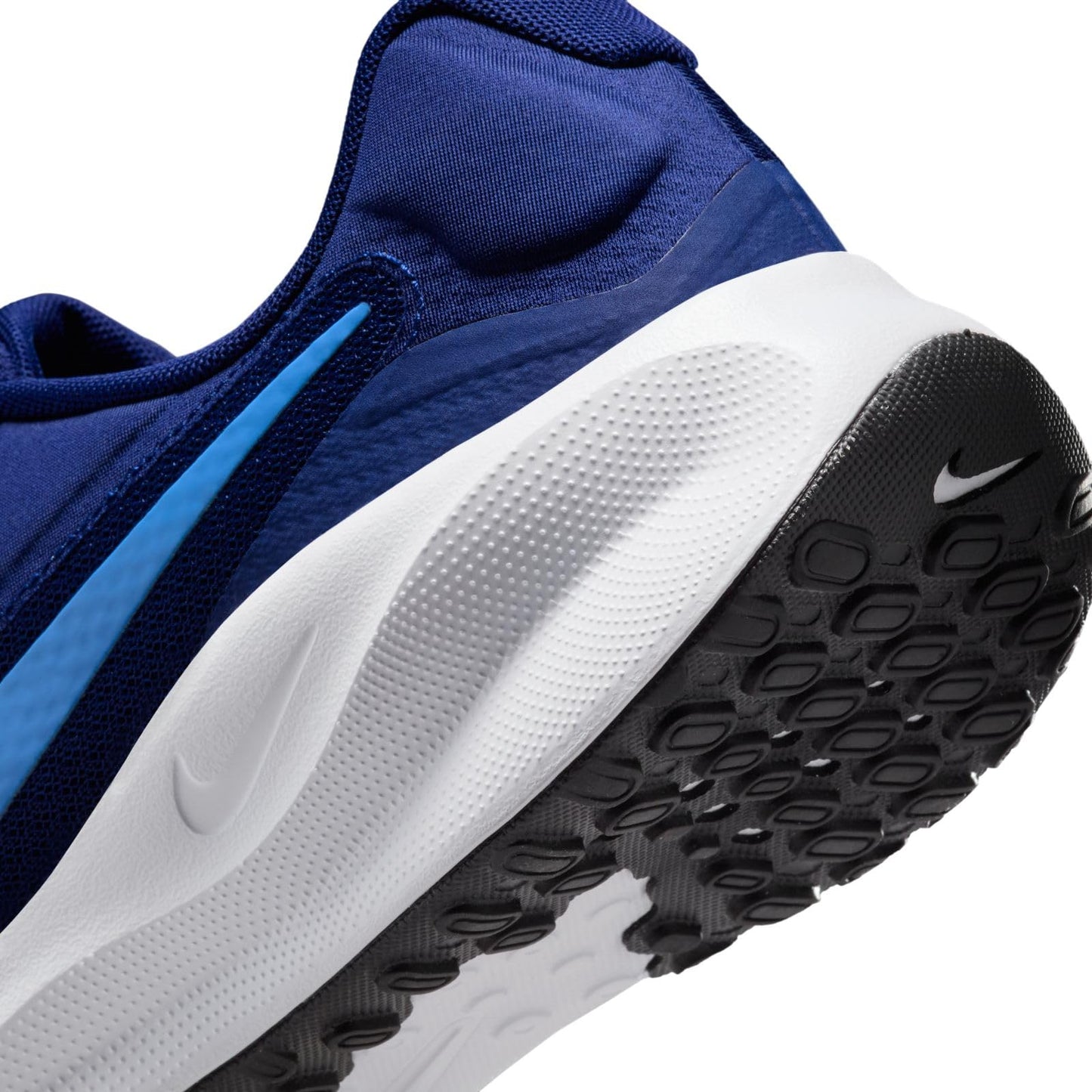 NIKE Men's Revolution 7 Sneaker