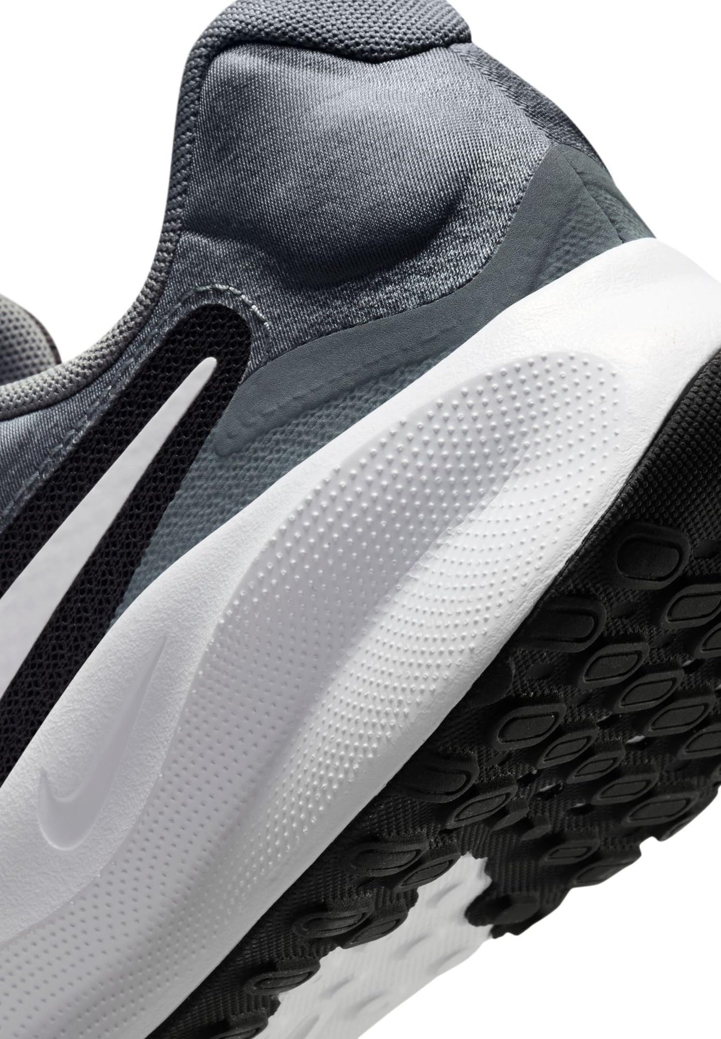 NIKE Men's Revolution 7 Sneaker