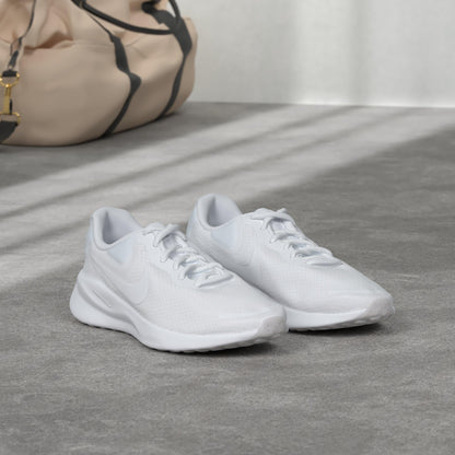 NIKE Women's Revolutin 7 Sneaker