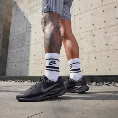 NIKE Men's Revolution 7