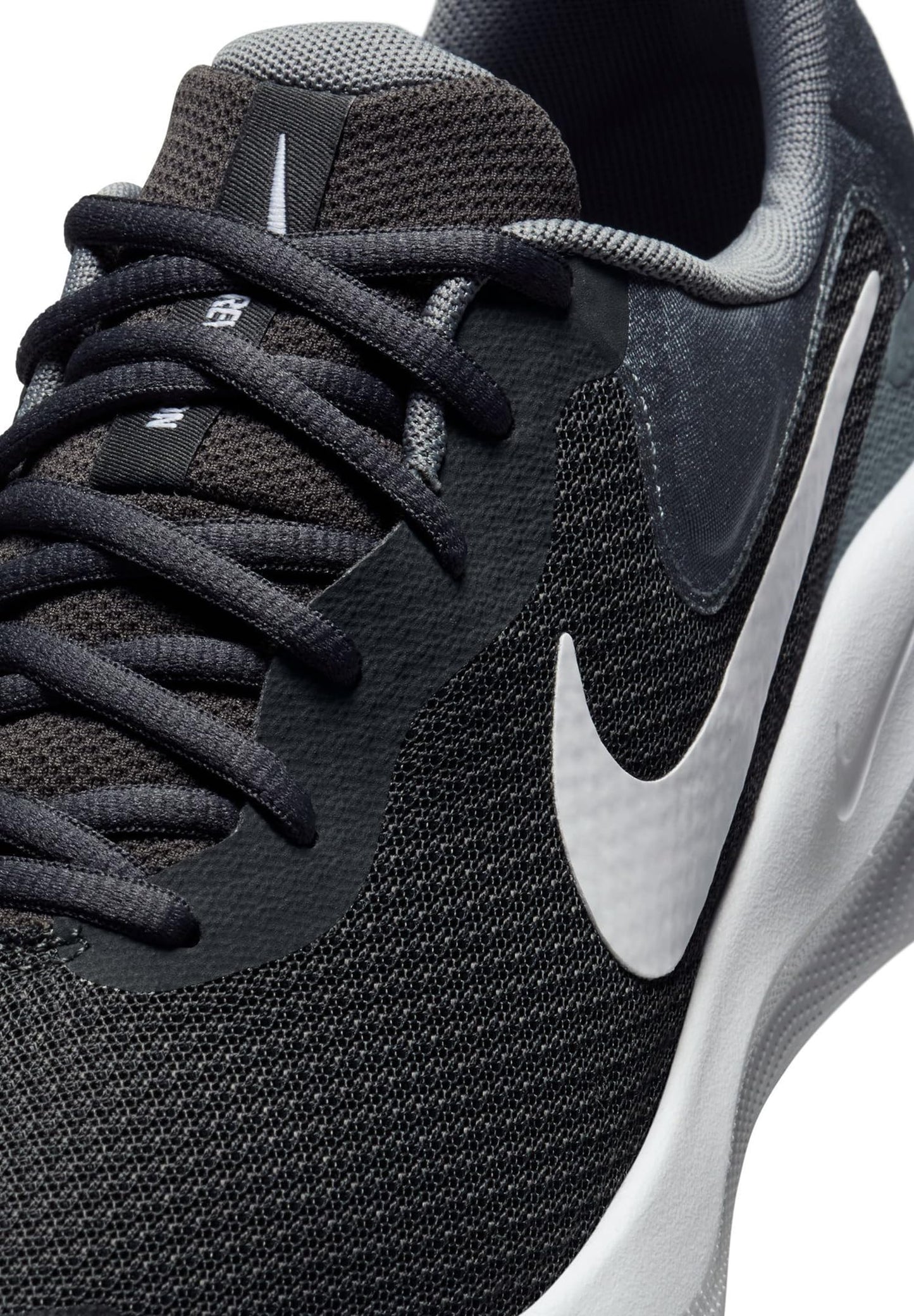 NIKE Men's Revolution 7 Sneaker