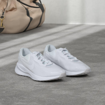 NIKE Women's Revolutin 7 Sneaker