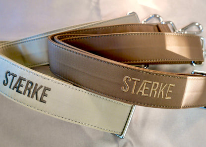Detachable long strap in espresso and sand with STÆRKE logo