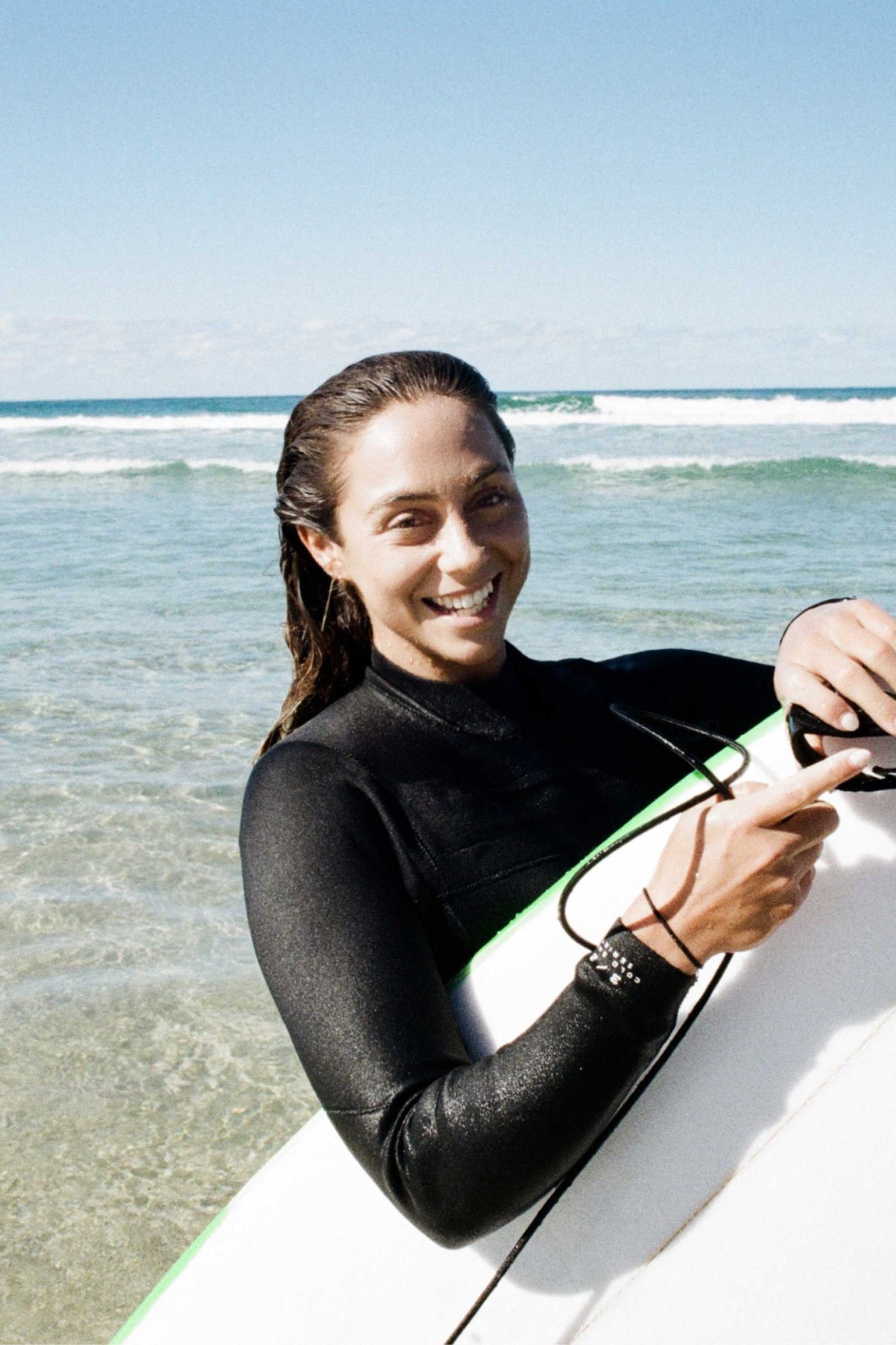 Women’s 3/2mm chest-zip wetsuit, dark long-sleeve top and legs on model