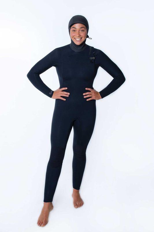 Women’s hooded 5/4 wetsuit with chest zip, dark black, full-length sleeves